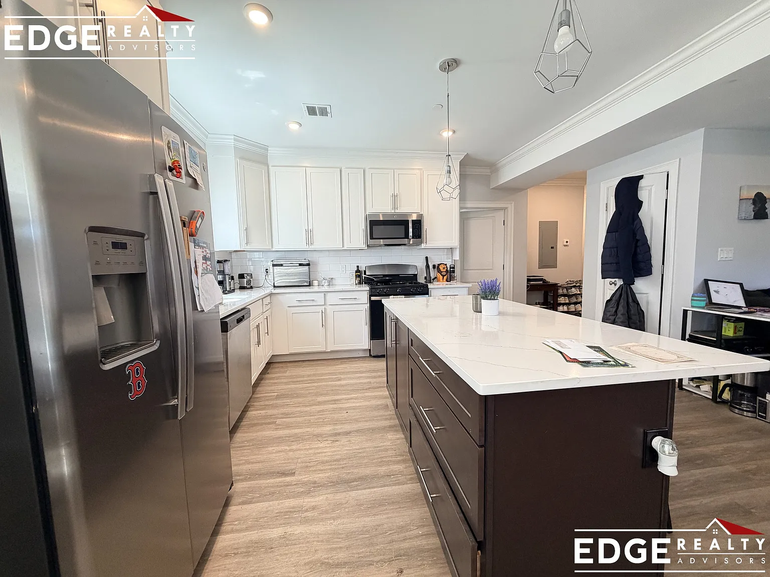 5 bed, 2500 sqft, $5,800 — Photo 2