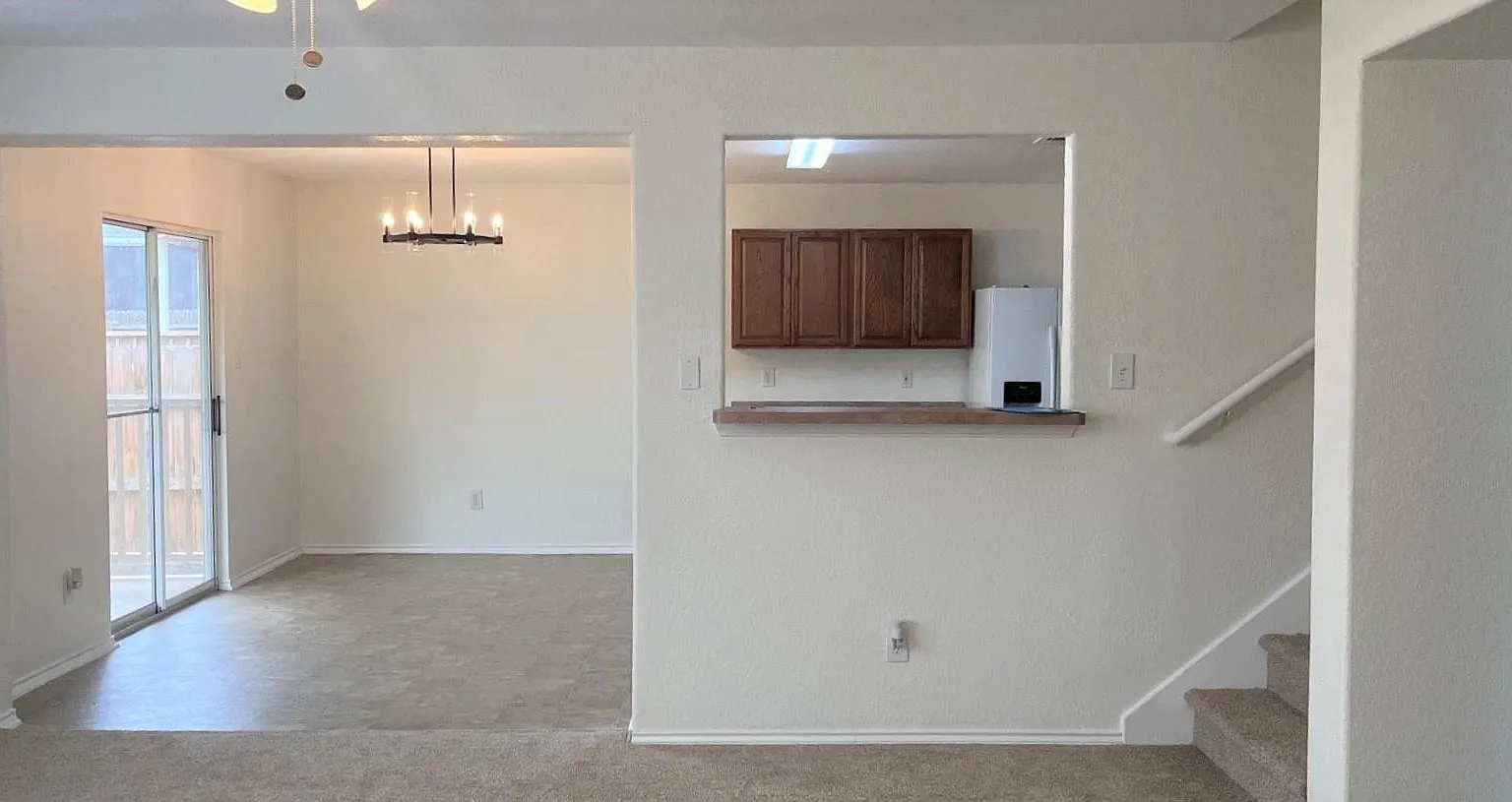 4 bed, 2.5 bath, 2421 sqft, $1,700 — Photo 4