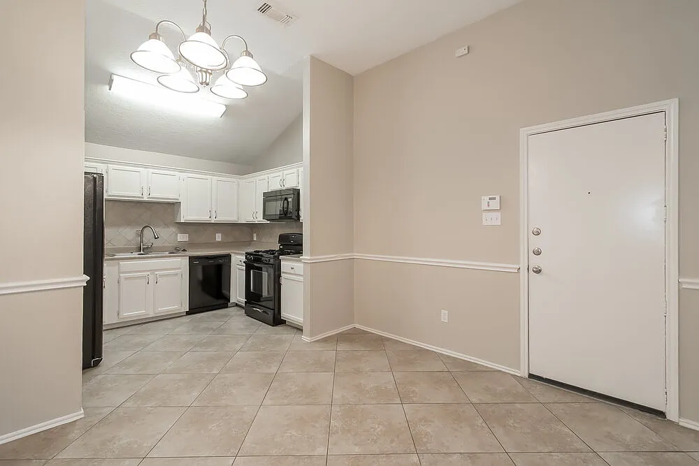 3 bed, 2.0 bath, 1593 sqft, $1,860 — Photo 3