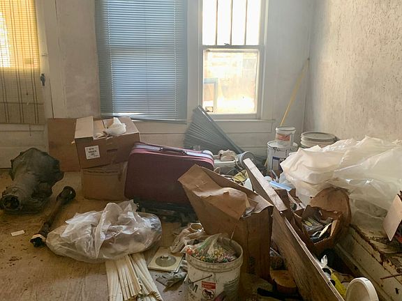 3rd image of 913 N Avenue C