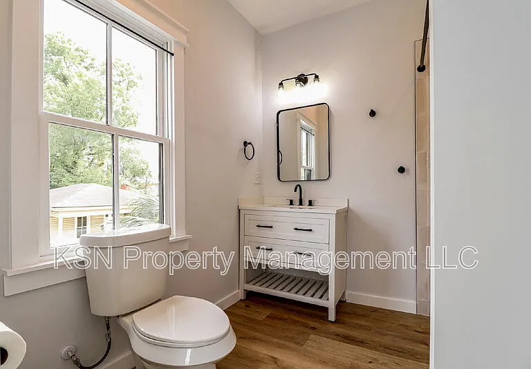 1025 W 38th St — Photo 9