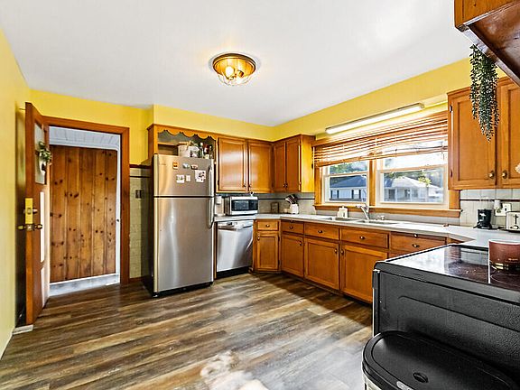 4th image of 28 Arkwright Avenue