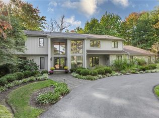 100 Stonewood Dr, Moreland Hills, OH