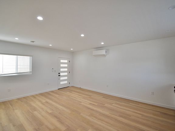4th image of 11645 Moorpark St #11647