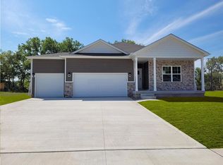 70 Prairie Bluff Dr, Waukee, IA 50263