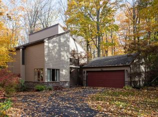 88 Briar Hill Rd, Orchard Park, NY 14127