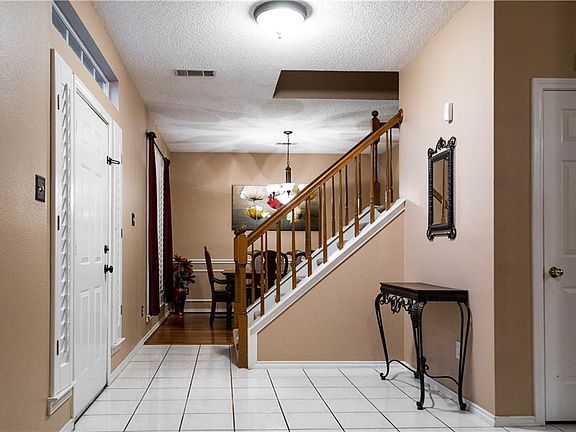 4th image of 809 Azalia Dr