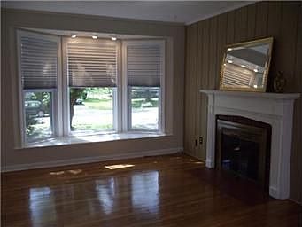 4th image of 8321 Foster St