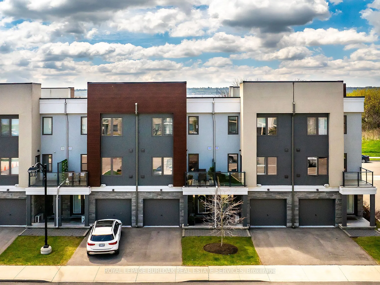 4 bed, $2,900 — Photo 1