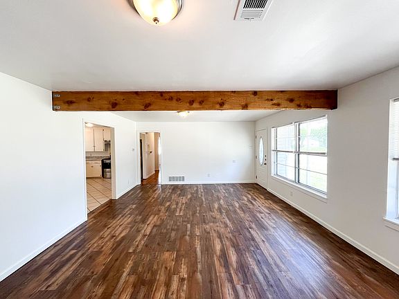 5th image of 1105 Estes Dr