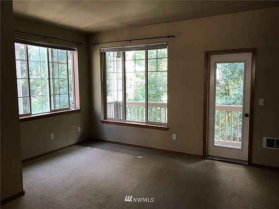 5th image of 215 Sagebrook Lane