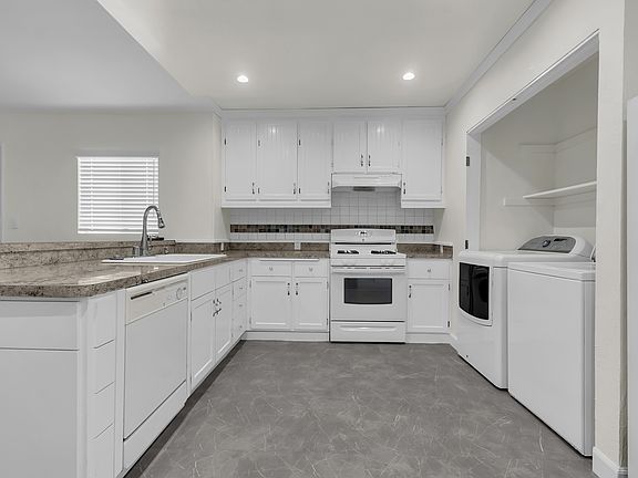 5th image of 4824 Benito St
