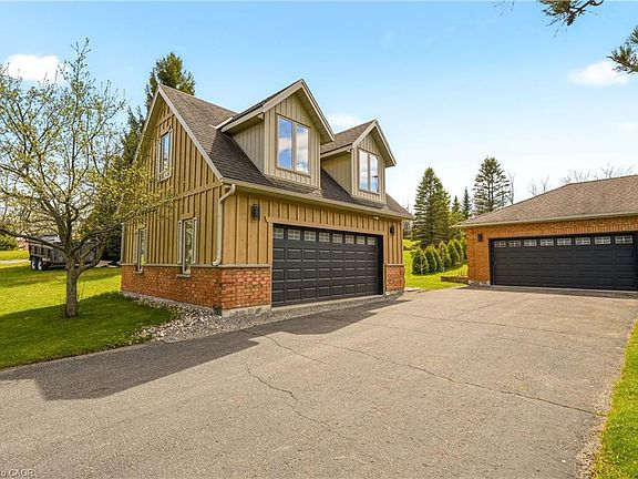4th image of 26 Weneil Dr