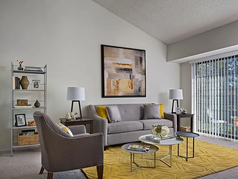 Plymouth Woods Apartments — Photo 4