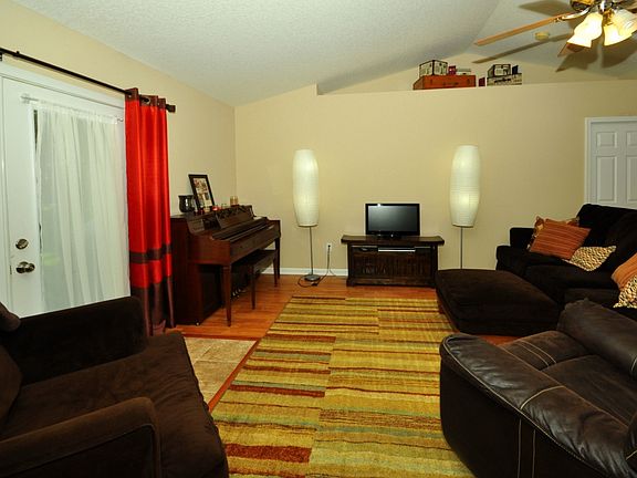 5th image of 428 Cypress Ave