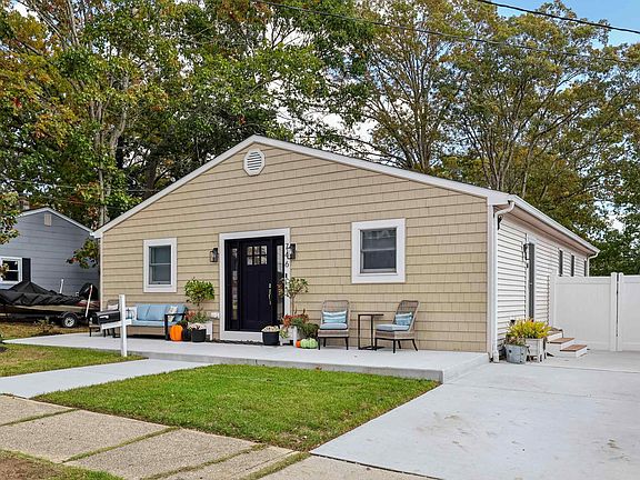 4th image of 746 4th St