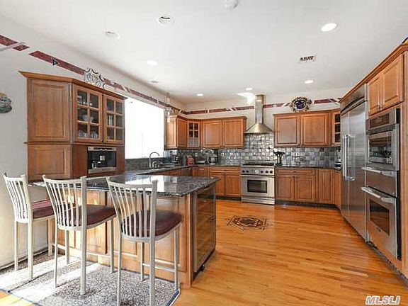 5th image of 35 Auden Ave