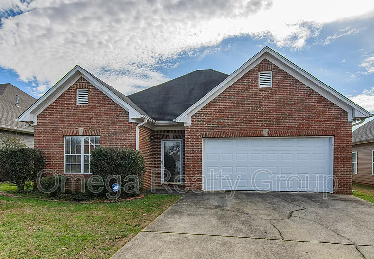1030 Lexington Dr — Photo 1