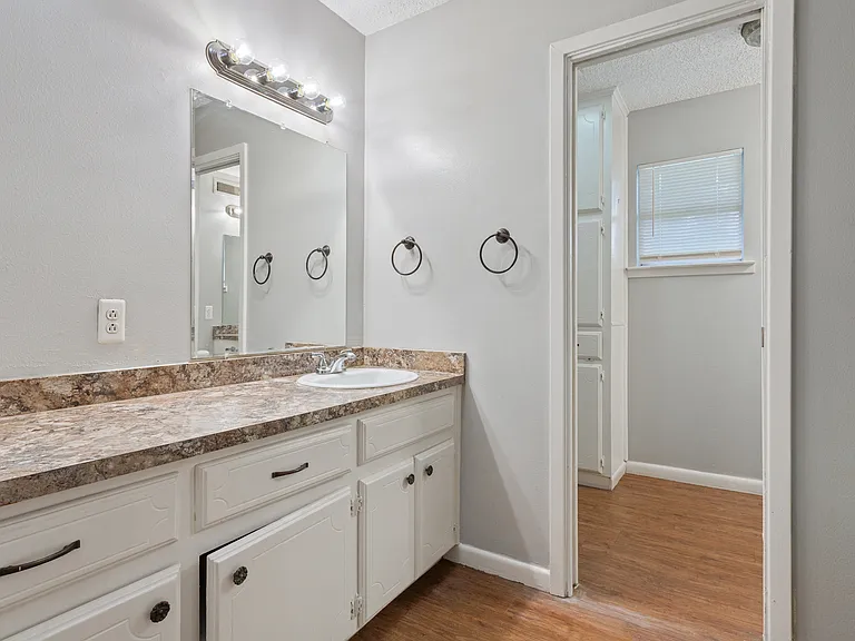 407 Crescent St — Photo 13