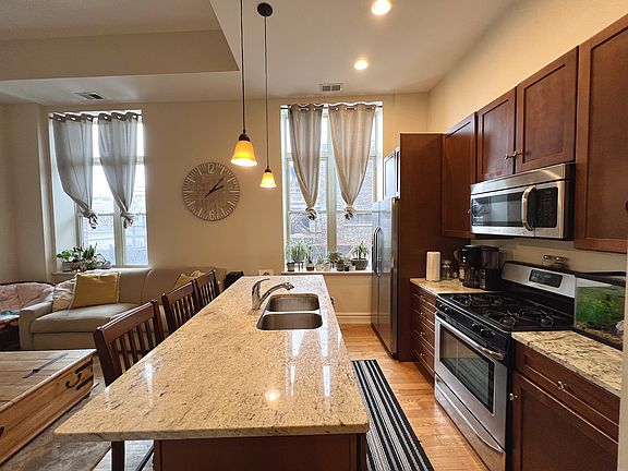 3rd image of 1470 W Carmen Ave #125