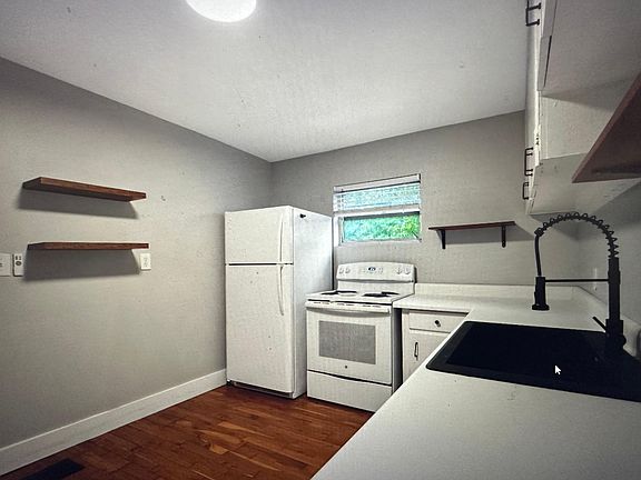 2nd image of 1627 1/2 E Concord St