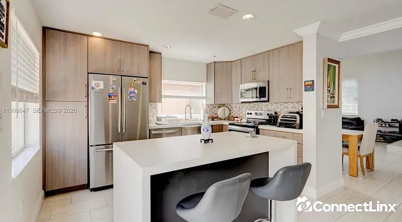 3 bed, 2.0 bath, 2274 sqft, $3,700 — Photo 4