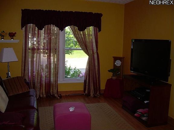 3rd image of 1614 Thornapple Ave
