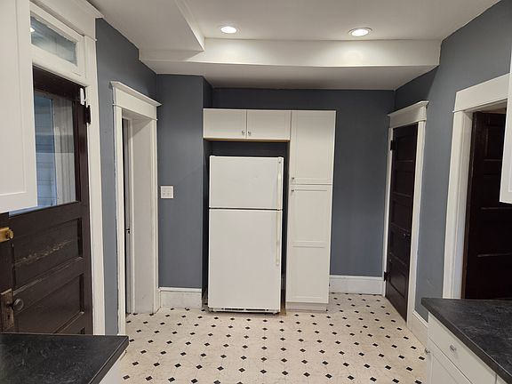 3rd image of 914 Dewey Ave #914