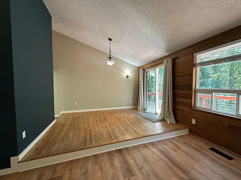 1479 Greenville Dr — Photo 6