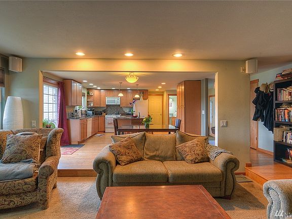 5th image of 909 Century Ct NE