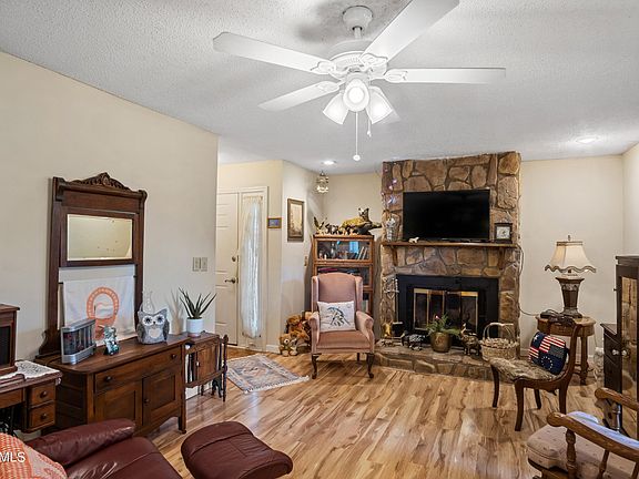 3rd image of 412 Carmel Ct
