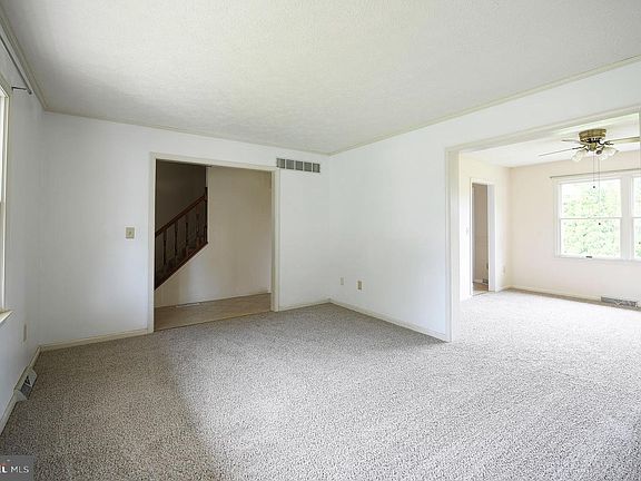 3rd image of 1570 Bentley Cir