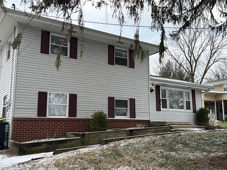 955 Crestview Ct — Photo 2