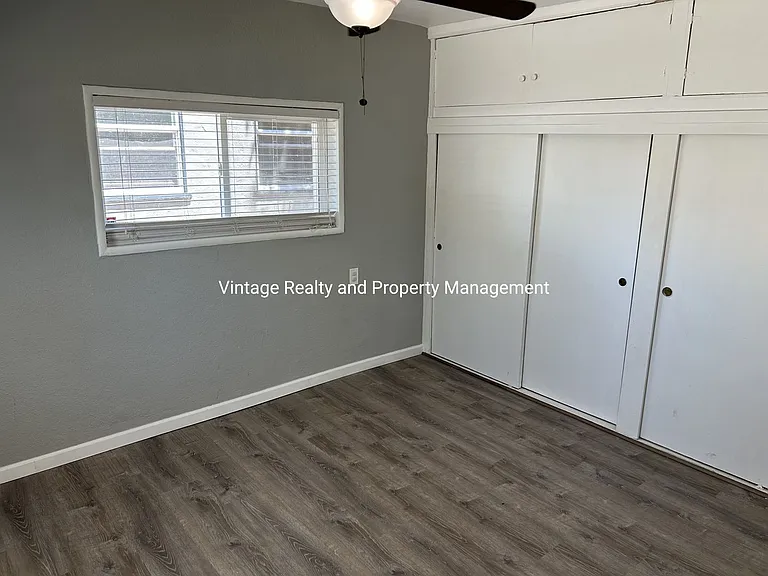 476 E Downs St — Photo 8