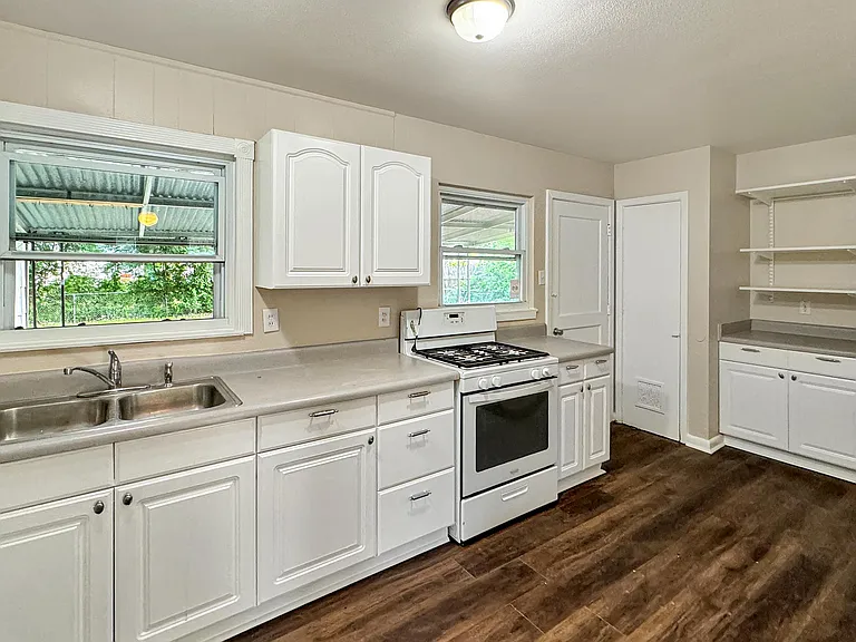 350 Storeywood Dr — Photo 6