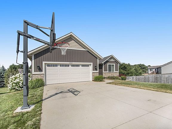 3rd image of 15303 Canterbury Ln