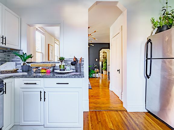 2nd image of 256 W Poplar Ave #256