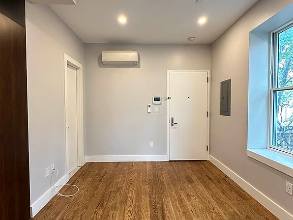 4th image of 1352 Jefferson Ave #3R