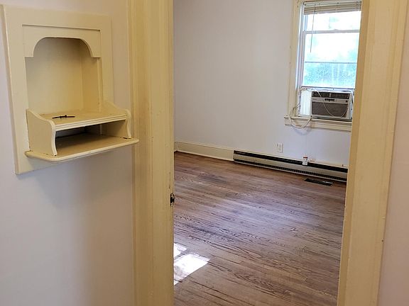 3rd image of 2100 Dinmont St