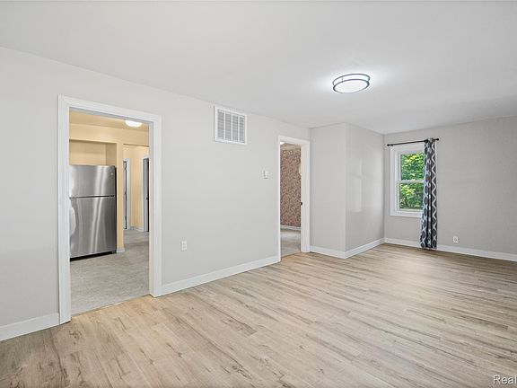 5th image of 2240 Morrish St