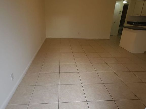 4th image of 978 SW 10th Dr APT 16