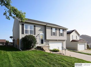 15712 Cottonwood St, Omaha, NE 68136