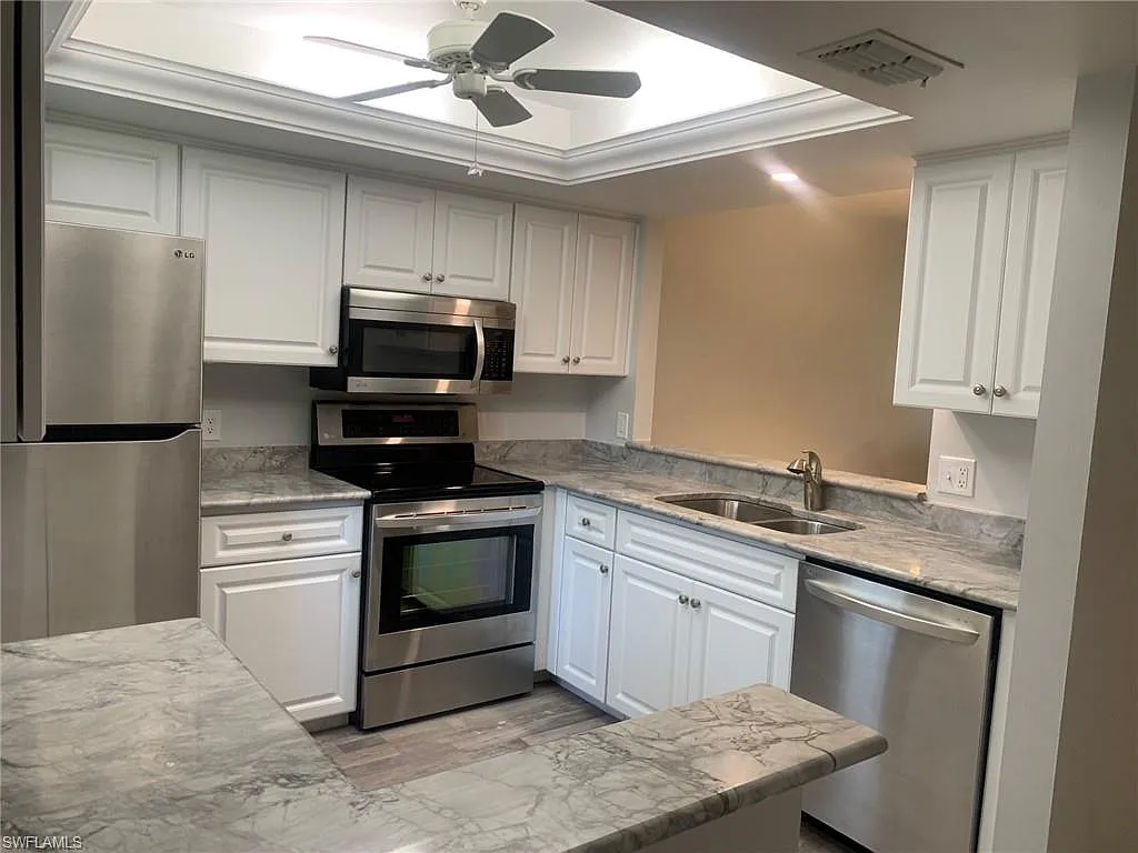 Club At Crystal Lake Condominium — Photo 3