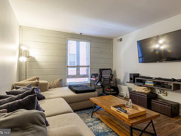 2nd image of 130-36 N Bread St #320
