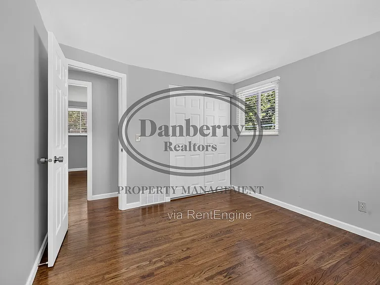 6946 Kinsman Dr — Photo 27