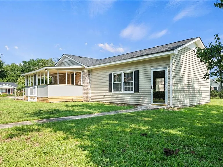 423 Sheffield Dr — Photo 5