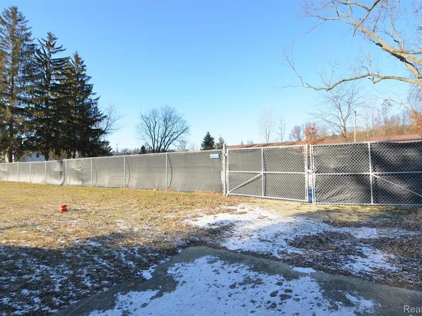 115 Oakwood St, Holly, MI 48442