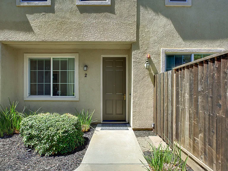2050 Sierra View Cir #2-1 — Photo 2
