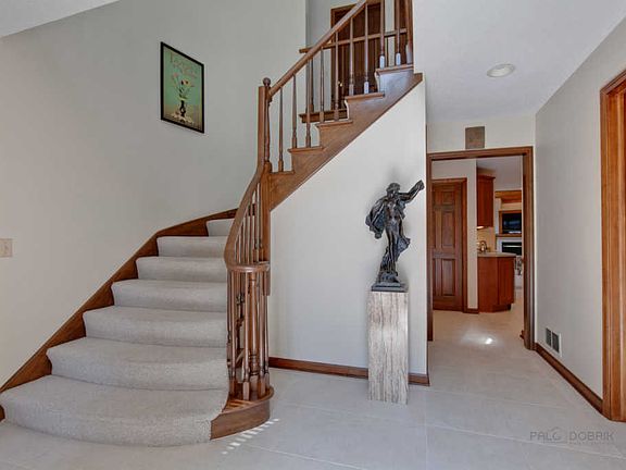 5th image of 815 Interlaken Ln