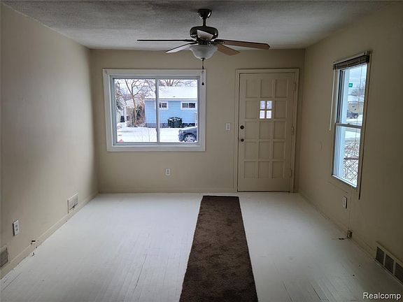 4th image of 1107 E Rowland Ave
